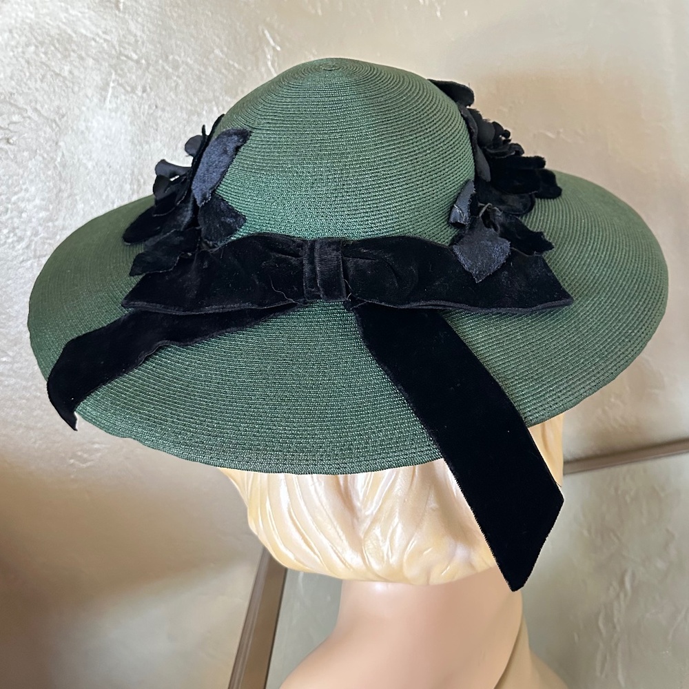 DASHING 1950s' GREEN STRAW WIDE BRIM HAT + BLACK FABRIC/VELOUR FLOWERS & BAND - Picture 6 of 14
